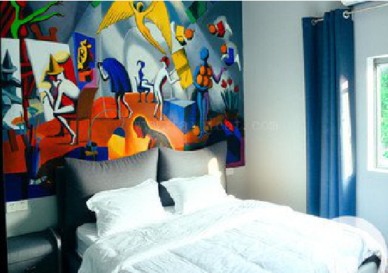 贡山对于酒店的墙体彩绘而言更注重哪些方面？